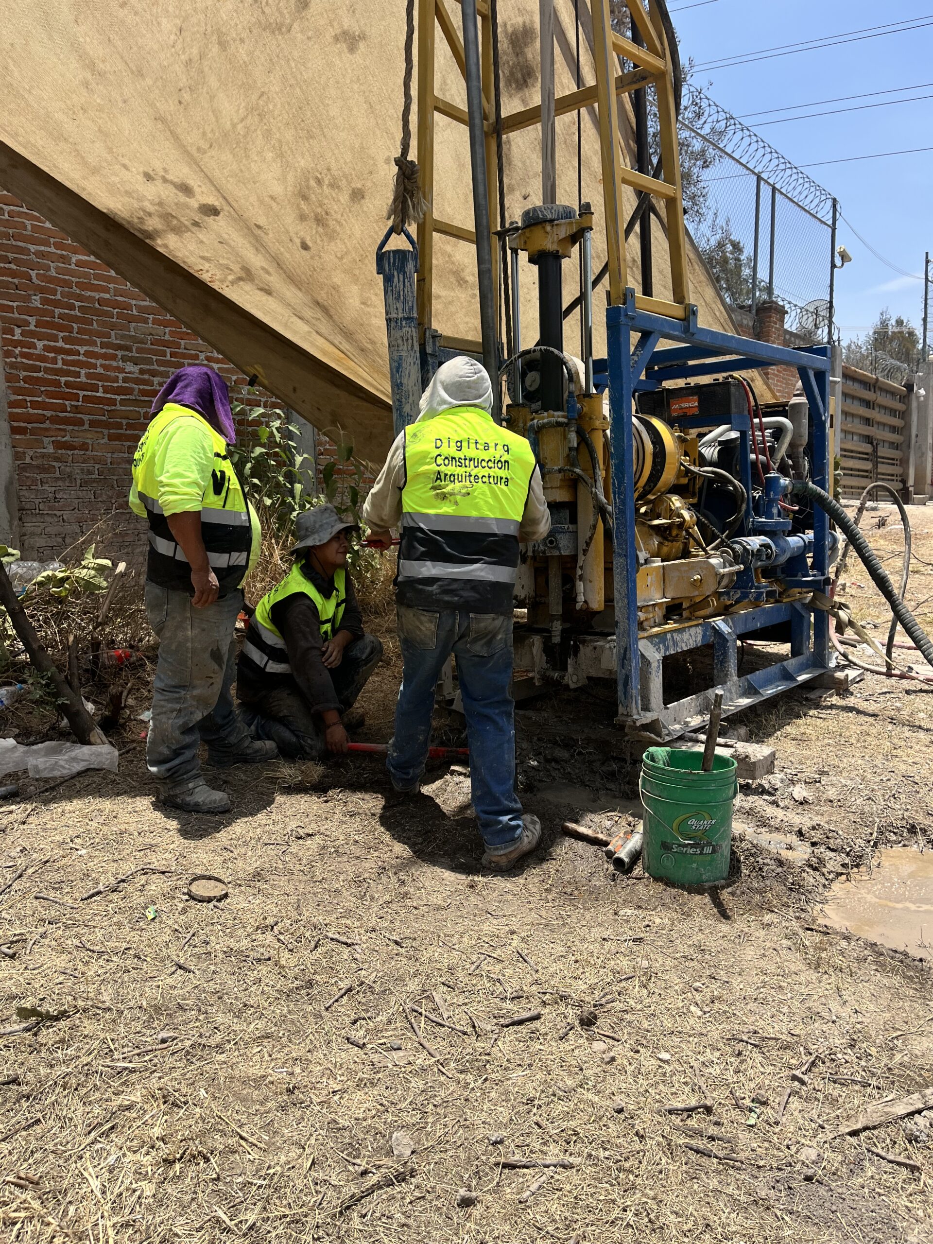 Profesional de construcción supervisando obra en Hidalgo - Director Responsable de Obra certificado